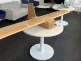 El dron Corvo Precision Payload Delivery System está hecho de madera, cera y gomas elásticas.