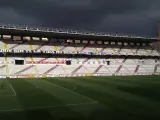 El Estadio de Vallecas es uno de los más míticos del fútbol español y se caracteriza por no tener gradas en uno de los fondos. Eso hace que tenga un aforo bastante reducido. Y es que apenas caben 15.105 personas en el campo del Rayo Vallecano. (Foto: Wikimedia Commons / K3T0).