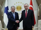 El presidente finlandés, Sauli Niinisto, es recibido por el líder turco, Recep Tayyip Erdogan.