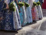 Vestidos y ramos de falleras durante el desfile de la Ofrenda floral a la Mare de Déu dels Desemparats.