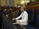 La vicepresidenta segunda y ministra de Trabajo, Yolanda Díaz, sentada en su escaño del Congreso de los Diputados, antes del comienzo del debate de moción de censura.