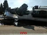 El camión accidentado con una parte del gasóleo que transportaba en el suelo.
