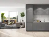 Cocina y salón decorados en tonos grises.