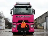 Esta mujer, que no llega a medir ni 1,50cm es Hayley Hume es, la conductora de camiones más bajita del mundo, después de buscar en internet el récord, para que sea oficial ha presentado su candidatura para el Guinness World Record.