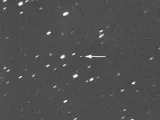 El asteroide DZ2 indicado con una flecha.