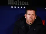 Diego Pablo Simeone, entrenador del Atlético de Madrid, respira aliviado en un partido.