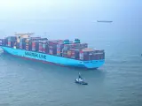 03 February 2022, Lower Saxony, Wangerooge: Tugs sail past the "Mumbai Maersk" container ship in the North Sea. The 400-metre-long ship has run aground off the coast of Germany, the nation's Central Command for Maritime Emergencies said on Thursday. Photo: Sina Schuldt/dpa (Foto de ARCHIVO) 03/2/2022 ONLY FOR USE IN SPAIN