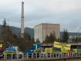 Activistas de Greenpeace reclaman el desmantelamiento inmediato de la central nuclear de Santa María de Garoña (Burgos) MARIO GOMEZ / GREENPEACE (Foto de ARCHIVO) 05/3/2014
