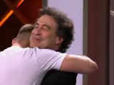 Víctor abraza a Pepe en 'Masterchef 11'.