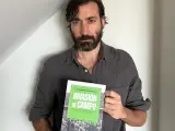 Alejandro Requeijo posa con su libro 'Invasi&oacute;n de campo'.