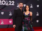 Becky G y Sebastián Lletget, en los Grammy Latinos de 2022.