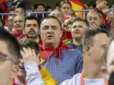 Un ciego usando Escoita durante el partido de fútbol España-Noruega.