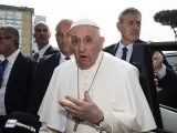 El papa Francisco sale del hospital