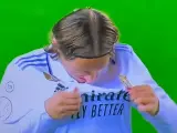 Modric huele su camiseta en pleno partido.