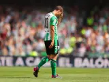 Sergio Canales abandona el Villamarín entre lágrimas.