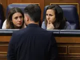 (I-D) La ministra de Igualdad, Irene Montero; el portavoz de ERC en el Congreso, Gabriel Rufián y la ministra de Derechos Sociales y Agenda 2030, Ione Belarra, durante una sesión de control al Gobierno.