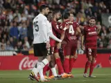 Los jugadores del Sevilla celebran uno de los goles en Mestalla.