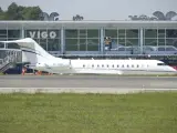 Momento del aterrizaje del avión donde ha viajado el Rey emérito, en Aeropuerto Internacional de Vigo-Peinador.