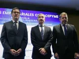 El consejero delegado de Ibercaja, Víctor Iglesias Ruiz (c), acompañado por Antonio Garamendi y Gerardo Cuerva