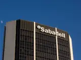 S&P conserva el rating de Banco Sabadell pero reconoce una perspectiva 'positiva'.