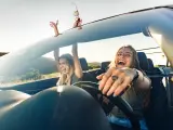 Chicas cantando en el coche