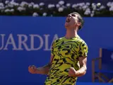 Alcaraz celebra su victoria contra Tsitsipas en la final del Torneo Conde de Godó.