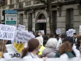 Centenares de médicos y pediatras sostienen pancartas durante una manifestación, a 21 de diciembre de 2022, en Madrid.