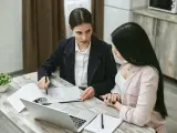 Dos personas firman un contrato