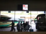 Un grupo de personas frente a un autocar en las inmediaciones de la estación de autobuses de Méndez Álvaro, en Madrid