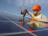 Un operario monta una placa solar.