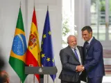 El presidente del Gobierno, Pedro Sánchez (d), y el presidente de Brasil, Luiz Inácio Lula da Silva (i), durante la rueda de prensa posterior a su reunión en el Palacio de la Moncloa en Madrid, este miércoles.