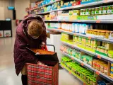 Una mujer realiza la compra en el supermercado