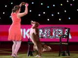 Nicci Hindson y su Border collie, Elsa, durante su actuación en Crufts 2023.