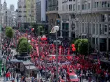 Numerosas personas marchan durante la manifestación por el Día Internacional de los Trabajadores