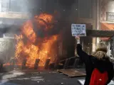 Enfrentamientos entre la policía y manifestantes durante una manifestación el Primero de Mayo