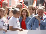 El secretario general de UGT, Pepe Álvarez (2i), y el secretario general de CCOO, Unai Sordo (d), conversan con la ministra de Hacienda, María Jesús Montero (c), durante la manifestación el Primero de Mayo de 2023 en Madrid.