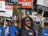Guionistas de Hollywood se manifiestan en la huelga de 2023.