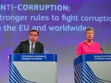Margaritis Schinas e Ylva Johansson en la presentación de las medidas para luchar contra la corrupción en la UE.