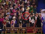 El príncipe Harry, en tercera fila en la coronación de su padre.