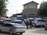 Personal de emergencias y de la policía, en la escena de un tiroteo en un centro comercial de Allen, Texas.
