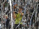 Carlos Alcaraz con el título de campeón en Madrid.