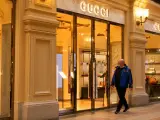 08 March 2022, Russia, Moscow: A man walks past a closed Gucci boutique. Major international premium brands have ceased their activities in Russia. Photo: Alexander Sayganov/SOPA Images via ZUMA Press Wire/dpa Alexander Sayganov/SOPA Images v / DPA (Foto de ARCHIVO) 08/3/2022 ONLY FOR USE IN SPAIN