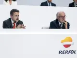 El consejero delegado de Repsol, Josu Jon Imaz, interviene junto al consejero delegado de Repsol, Josu Jon Imaz (i), y el presidente de Repsol, Antonio Brufau.