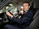 Macron posa montado en el coche