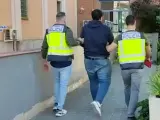 La Policía Nacional detiene a uno de los pandilleros.