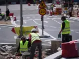 Varios obreros trabajan en una obra