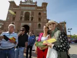La candidata de VOX a la Presidencia de la Comunidad de Madrid, Rocío Monasterio (2d), se fotografía junto a simpatizantes a su llegada a Las Ventas para asistir este jueves a la corrida de la Feria de San Isidro.