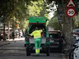 Un trabajador de recogida de basuras, a 10 de mayo de 2023, en Barcelona, Cataluña (España).