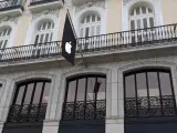 Logotipo de Apple en el exterior de la tienda Apple Puerta del Sol en Madrid.