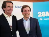 El expresidente José María Aznar, junto al alcalde de Madrid, José Luis Martínez-Almeida, antes de participar en un diálogo sobre Madrid en un acto del Partido Popular